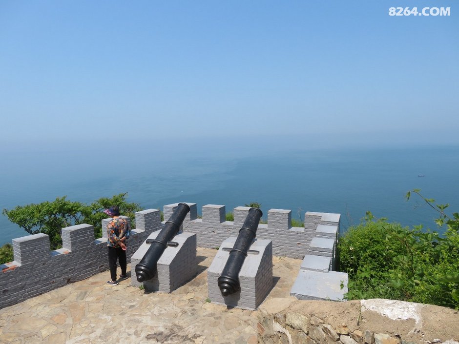 定远将军炮镇海,高峰灯塔老铁山,面朝大海炮台古,导护船舶航路安.