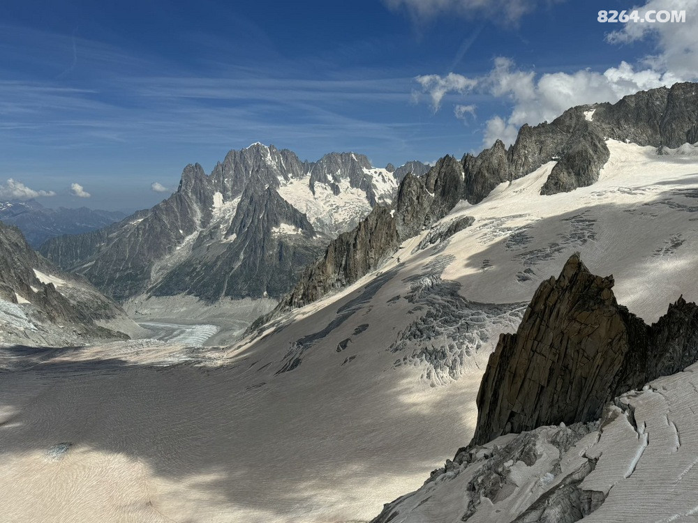 Chamonix-³۱糿³3842׵Aiguille Du Midi壬³5ڣĸ˼³׳ľɫһʱԣҺStevenЩźʱͳһСҾƣƣСһǺε£ֻƮ򽫰Ӱڱ֮ϣɫ׵ı֪˭ϸܵŨҷ·ߡɽԶӣΰңԶϣϷһ㼤ȣޣ·ںͱϷⳡ졢ơɽͱ֮ϷҺȻЩֻ̾һ΢ٿЩAlpinistsʿǲĴɽ֮ӡ