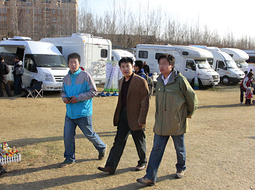 北京房山区副区长吴会杰(中)在北京房车博览中心总经理王继东 (右)和