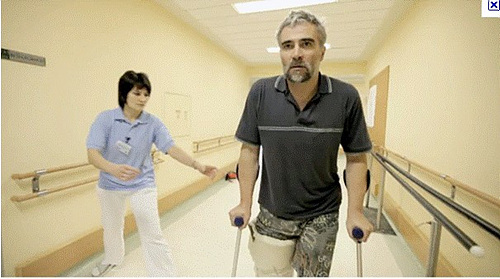 因登山失去一条腿 匈牙利男子靠义肢登上洛子