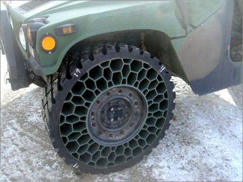 悍马装备上铁甲的风衣 不怕炸的轮胎私奔啦