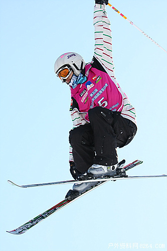 女子冠军徐静在比赛中做飞跃动作