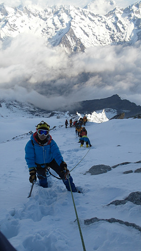 kailas员工在半脊峰攀登途中