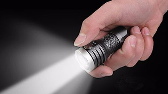专利手电筒,超强照明,随身携带,照亮周围,采用三颗cree xp-g2 led灯