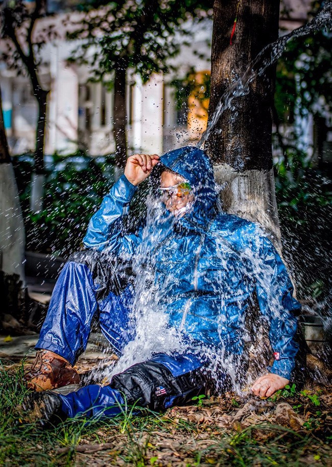 淋了一会不过瘾,拿着水直接往衣服上倒,一直倒一直倒,根本停不下来