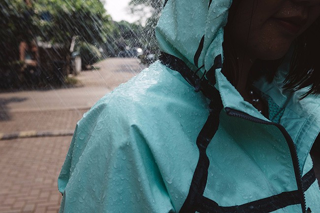 风雨同济要玩就玩真的columbia防水夹克疯狂测试