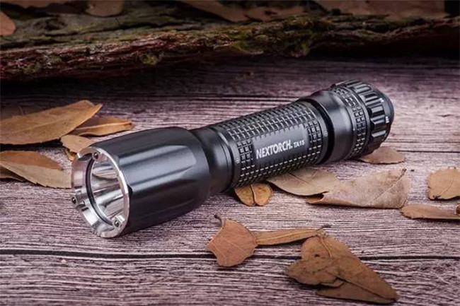 最懂夜的黑 几款强光手电推荐