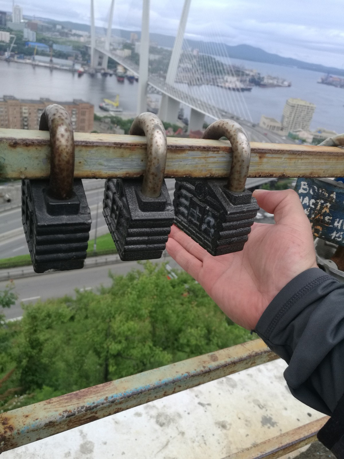 战斗民族的巨型同心锁,当锤子没问题,够彪悍吧?