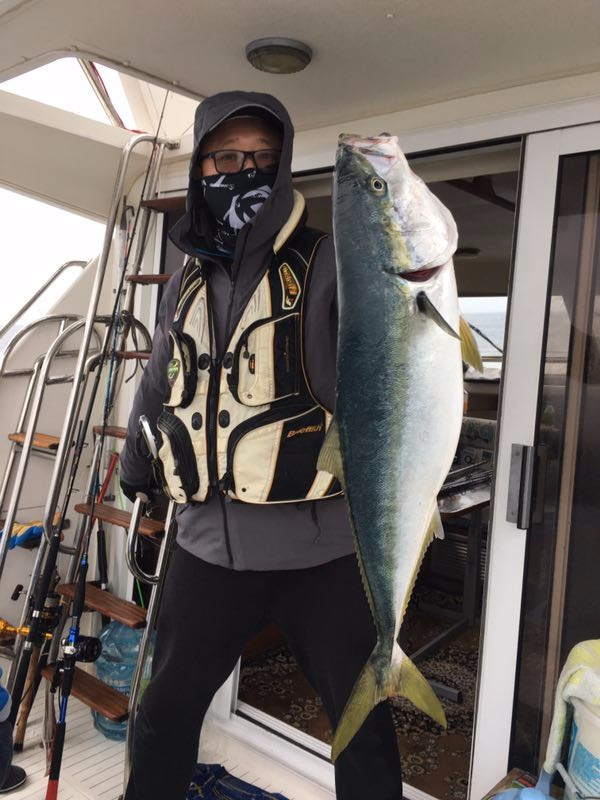 鱼出水之后先等一会,等它缺氧至其无力挣扎,稳定下来之后(海狼,海鳗