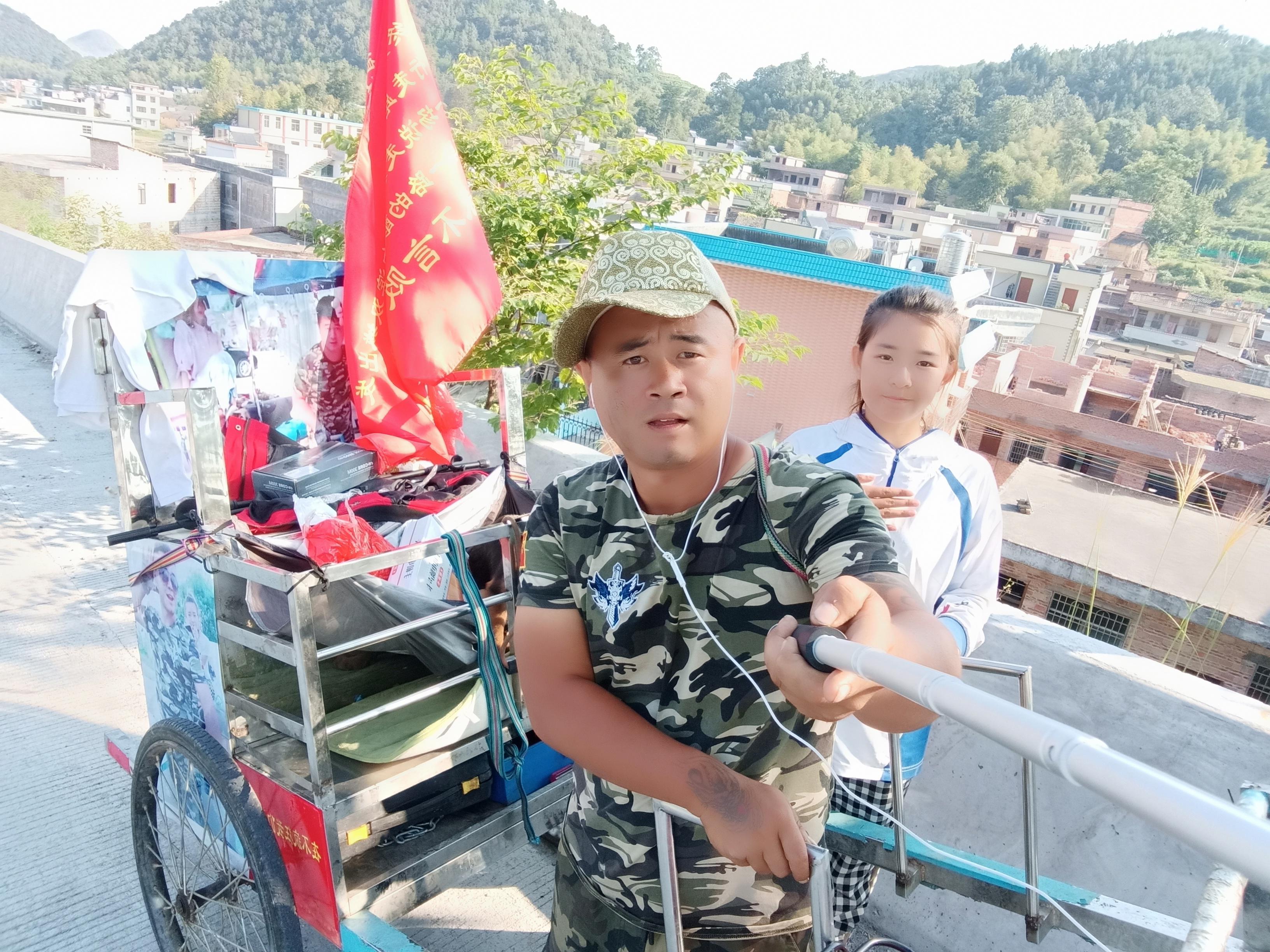 因为担心妻子曾经骨折过的腿再出什么问题,有了黄包车后,黄国庆更是