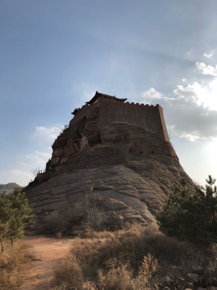 嵌在悬崖峭壁上的古堡永宁古寨