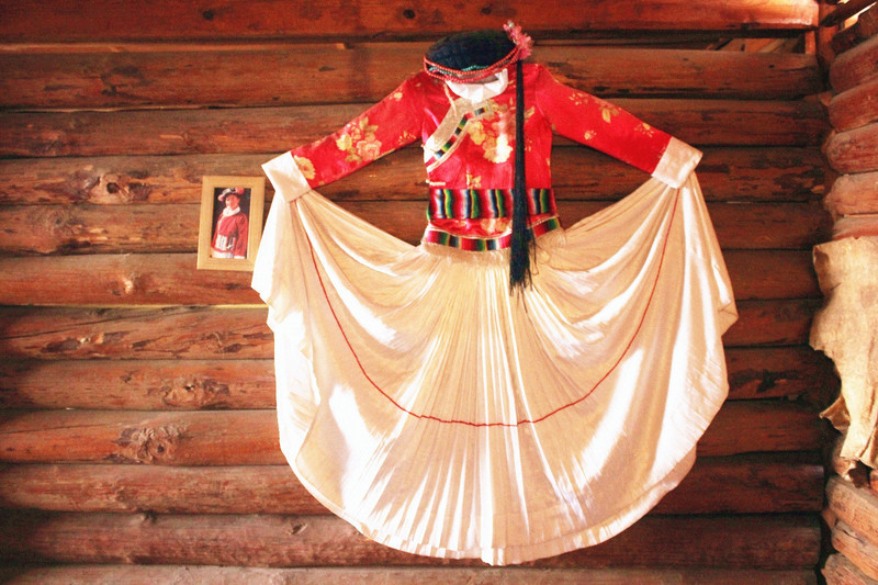 摩梭之家 女儿房的摩梭人服饰