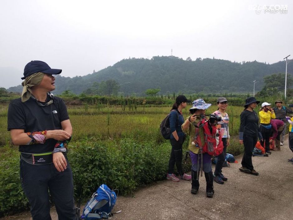 探路布政顶深夜急下山
