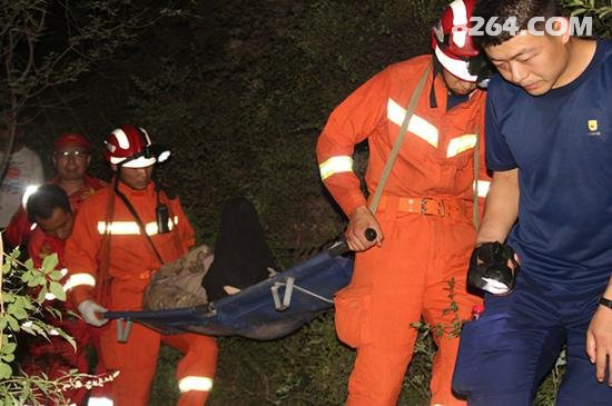 河南林州两名老年驴友爬山双双被落石砸到无法行走