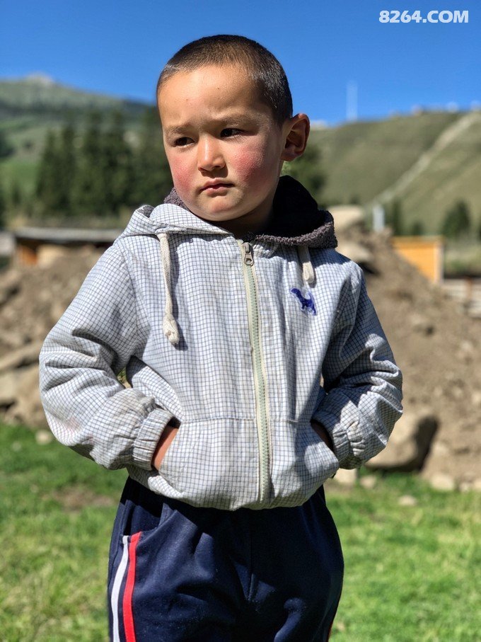 瓜哥用吊柿干引诱为了 成功 抱得小帅哥,可爱的哈萨克族小男孩,不会