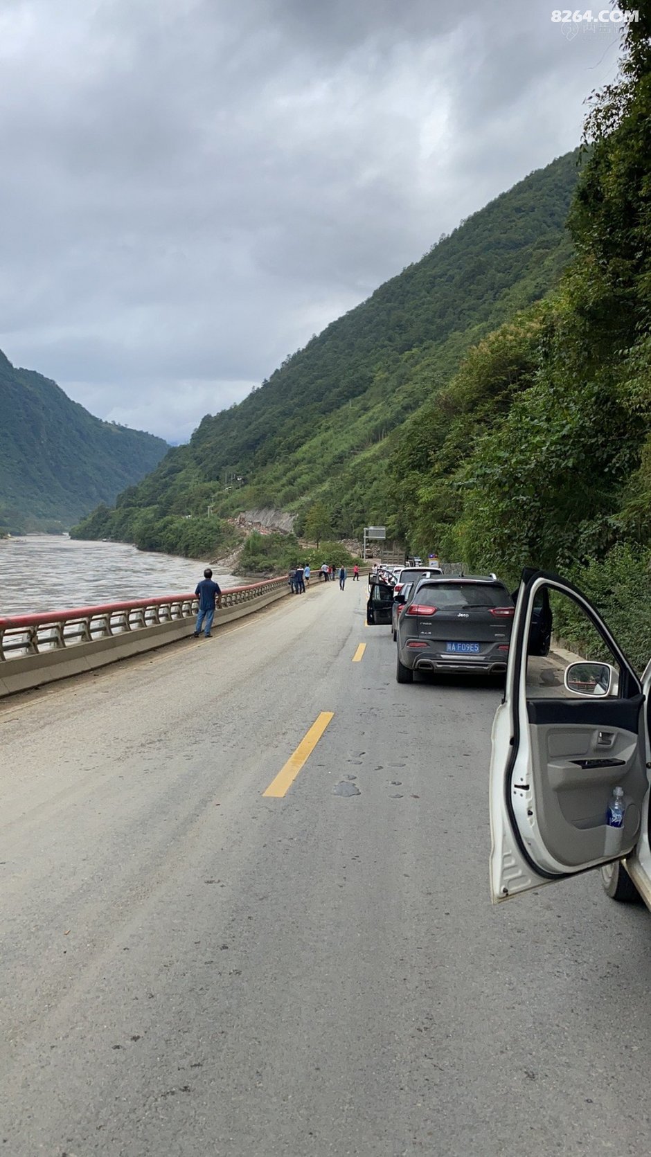 怒江第一湾,流经云南贡山县丙中洛乡日丹村附近,由于王箐大悬岩绝壁的