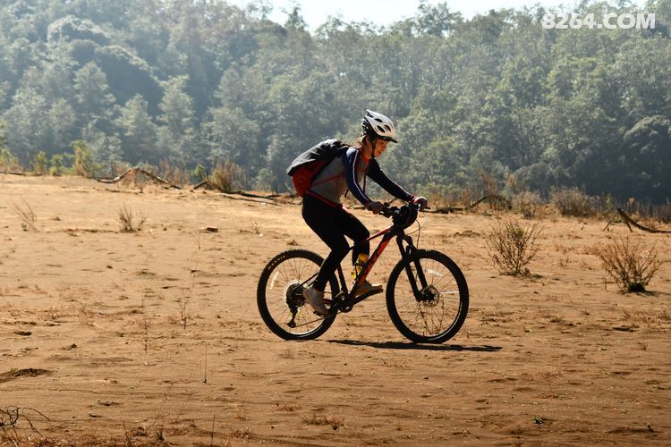 下的势能被沙石吸收缷力,以柔制刚寸步难行,只有顺应其勢方可踱步前行