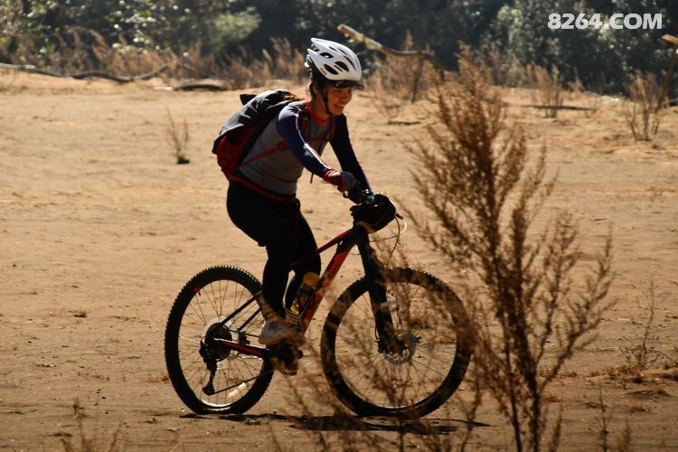 下的势能被沙石吸收缷力,以柔制刚寸步难行,只有顺应其勢方可踱步前行