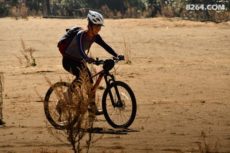下的势能被沙石吸收缷力,以柔制刚寸步难行,只有顺应其勢方可踱步前行