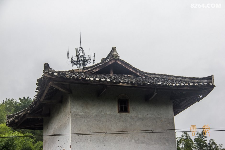 川南常见的穿斗抬梁式,歇山式屋顶一条宽阔的石板路把水田一分为二