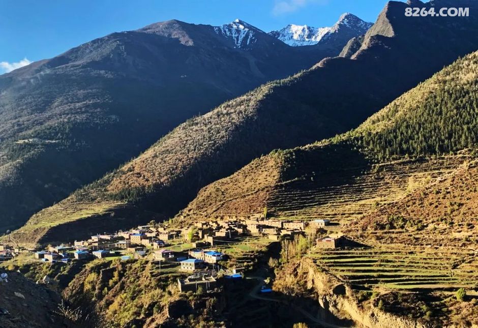 雪沙乡   摄影:火山岩清晨被路人的谈笑声吵醒,起身一看人流熙攘,步履