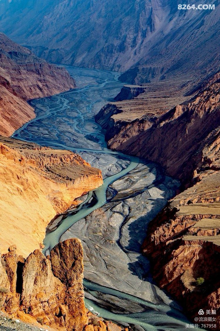 新疆准噶尔盆地的天山褶皱的山层层叠叠