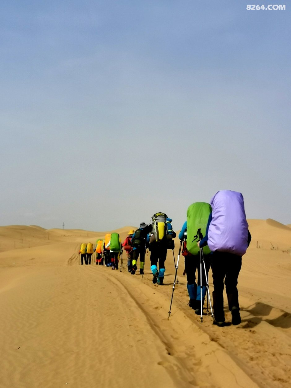 用脚步丈量世界用心灵感知远方行走腾格里