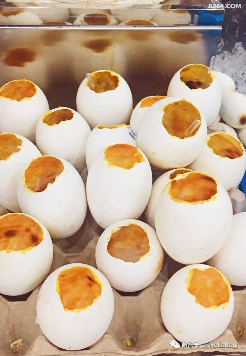 我看到那一个个烤蛋摊位,颇有兴趣,于是品尝了一个