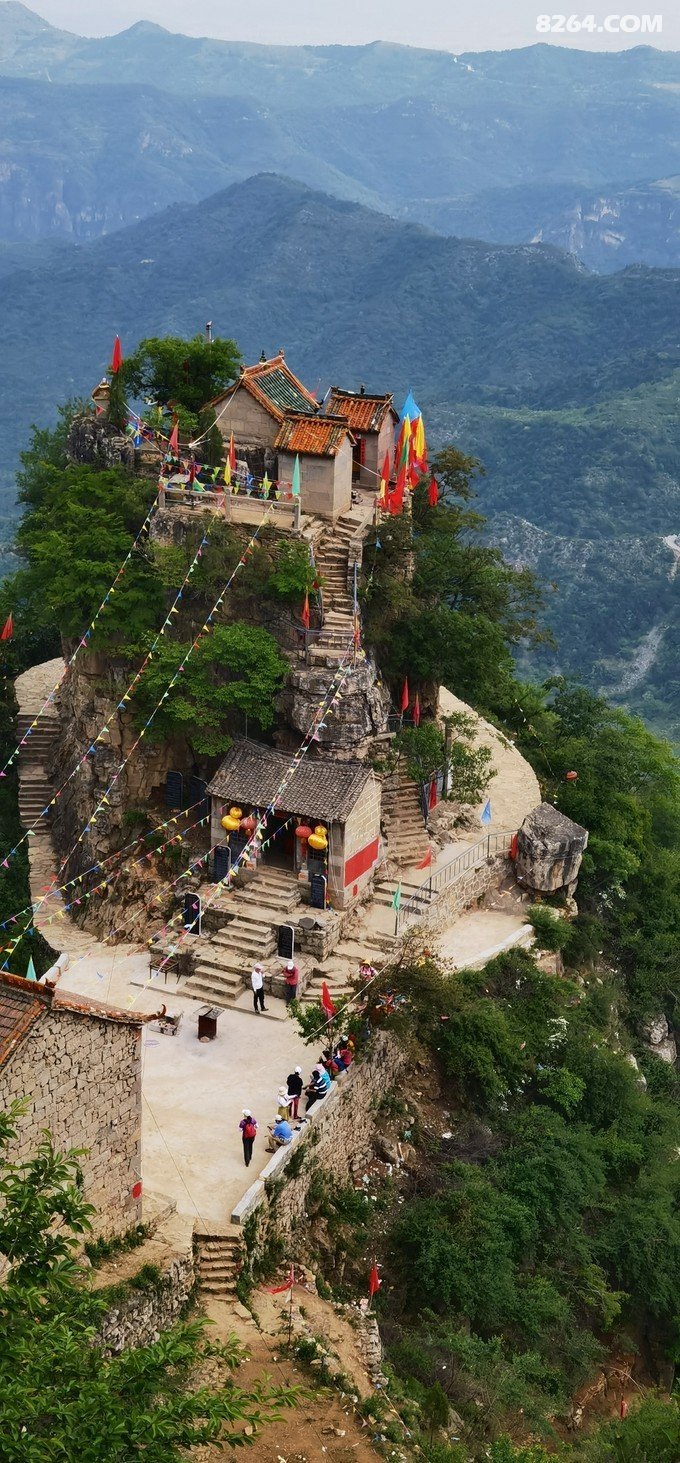 这是村民们集资修建的小庙,叫万佛寺有点大发了.